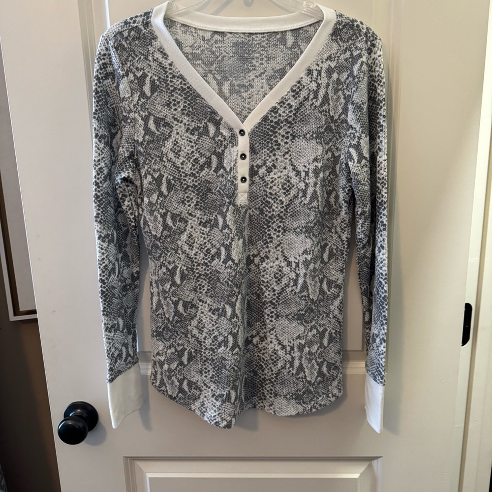 Time and Tru White and Gray Snakeskin Long Sleeve Top